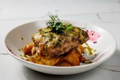 Свинина под сливочно-грибным соусом с картофелем по-деревенски