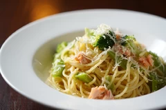 Паста с креветками и луком порей