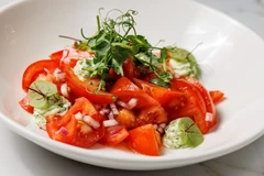 Салат с томатами и кремом из шпината