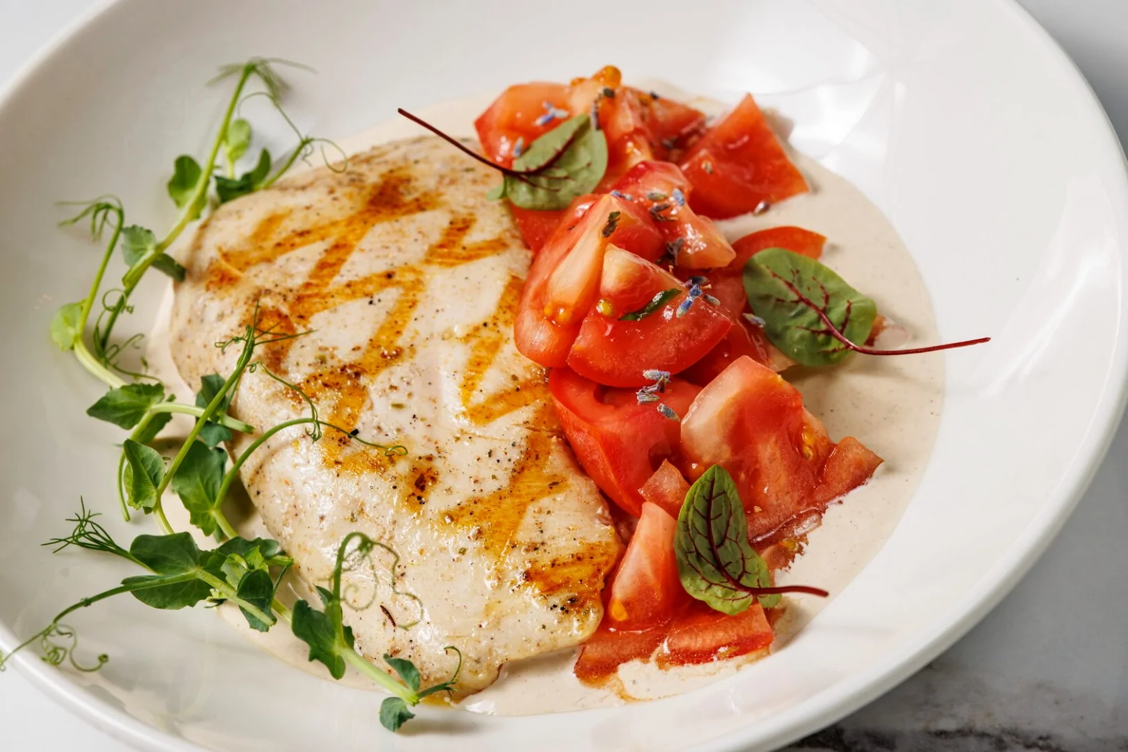 Стейк из куриного филе с перечным соусом