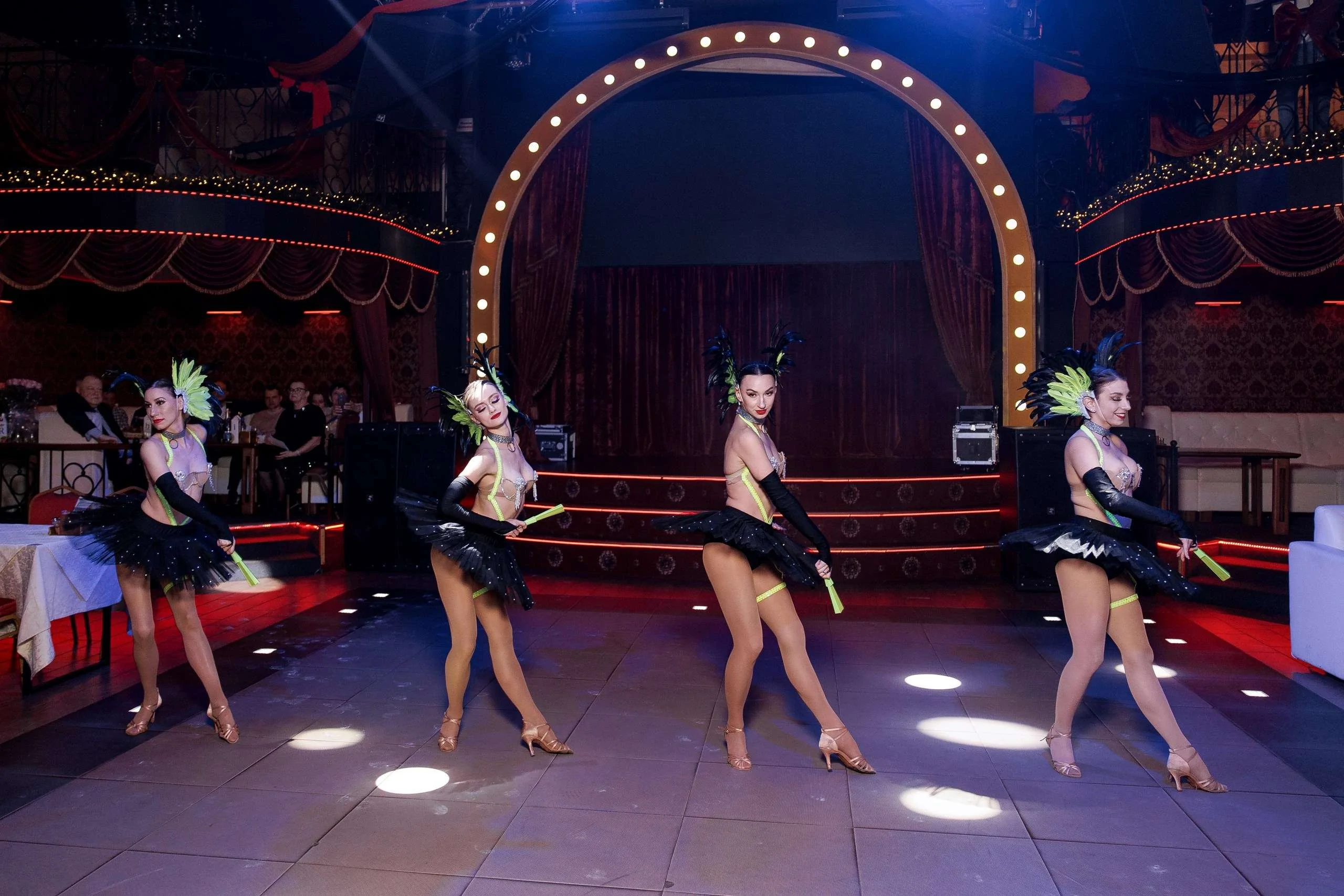 Ужин с шоу или обычный ресторан: что выбрать для незабываемого вечера в Минске